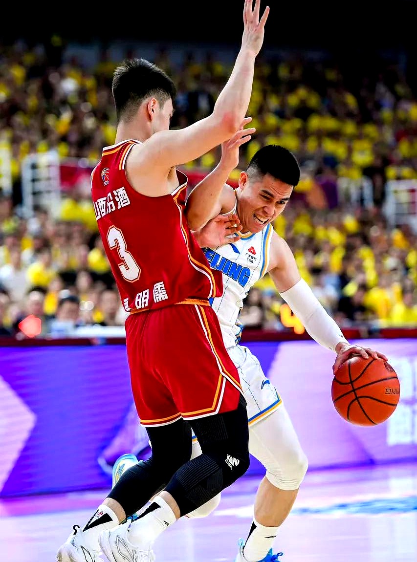 九游体育中国 -山东男篮训练开放日,赛后手感冰凉引欢呼,足总杯在即,团队化学反应显著