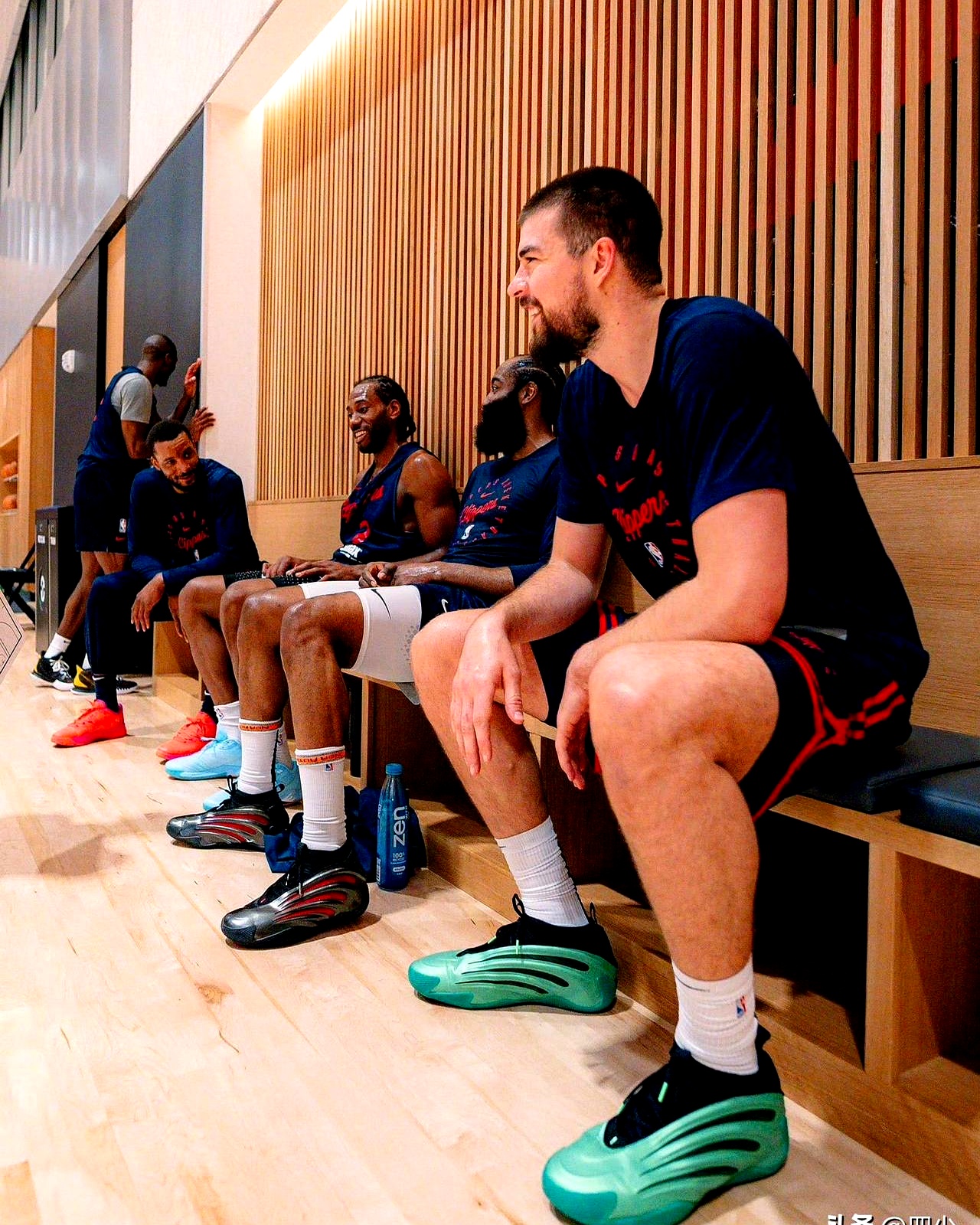 九游体育 -包含洛杉矶快船发布备战花絮，关键时刻绝杀压哨，足总杯任务艰巨，年轻球员得到机会的词条