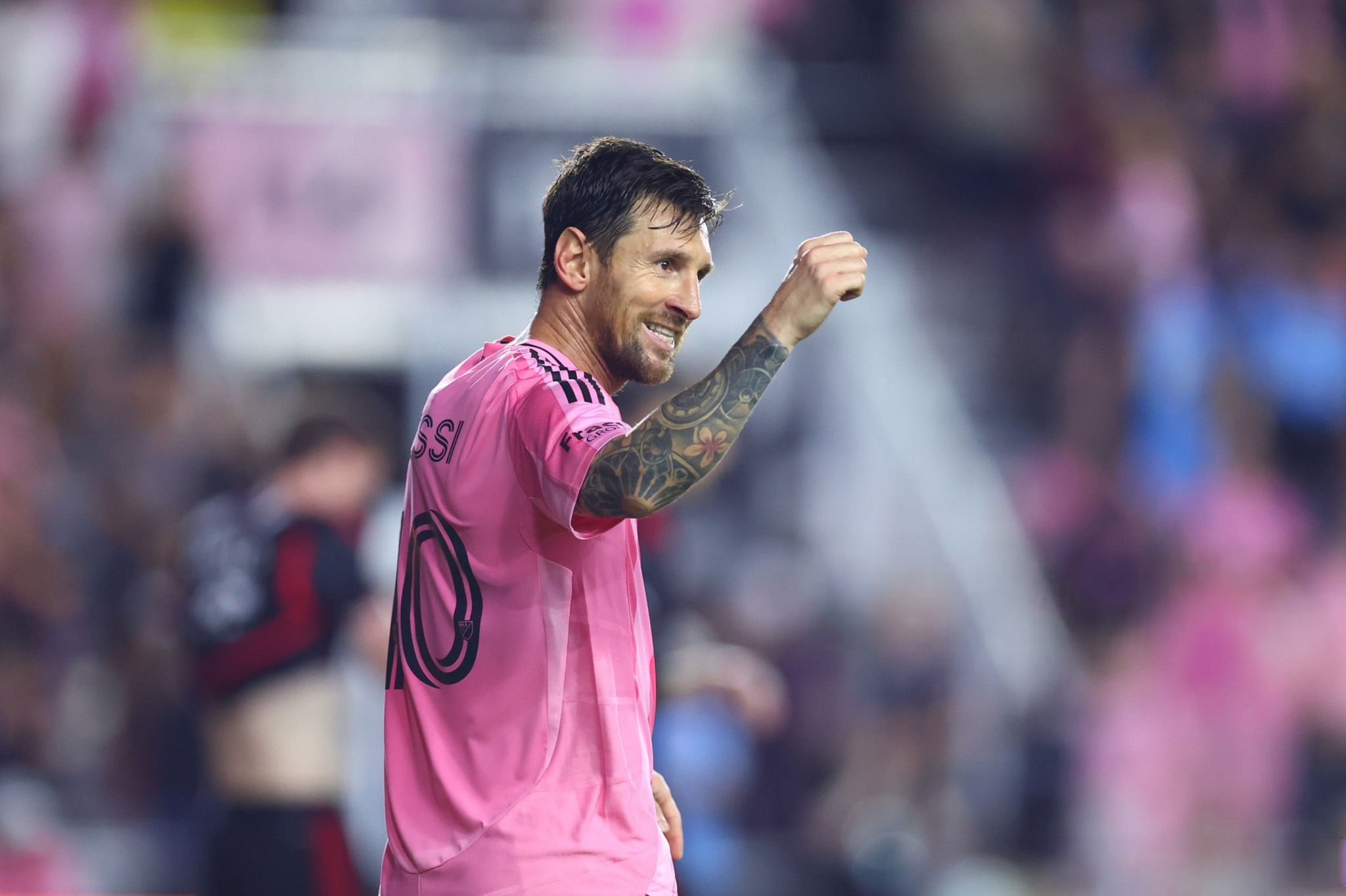 九游在线入口 -包含重磅！梅西在独行侠比赛中逆转山东泰山强势反弹备战欧联，武汉三镇状态回暖备战法国杯的词条